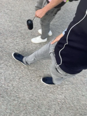 Gråa jeans från Jacob Cohën - Snygga grå jeans från Jacob Cohën tillverkad i ett mjukt denim material som gör jeansen otroligt sköna att ha på, slim/straight passform med ett fett vitt mönster/tryck på låret, W34 men passar mig som brukar ha 33 perfekt. Startpriset ligger på 699 men som alltid är mitt pris diskuterbart, hit me up om du har minsta funderingen mina vänner❤️🚀