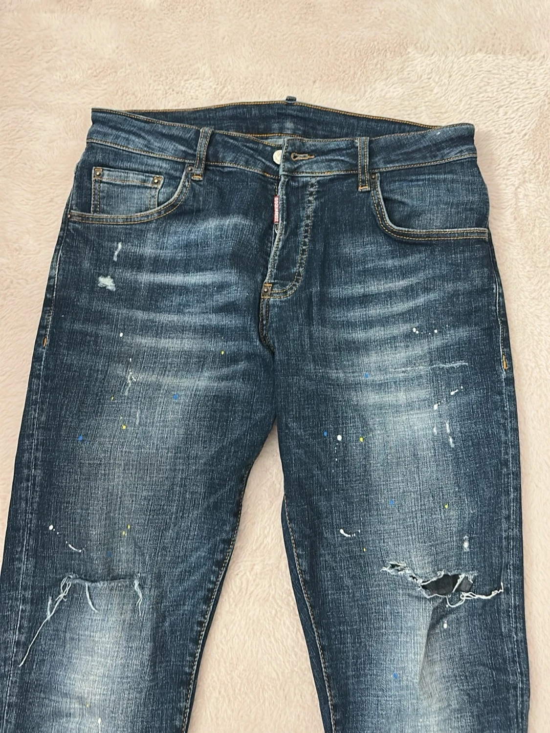Blå distressed jeans med färgstänk - 1