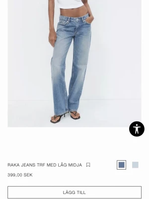 Zara trf Lågmidjade jeans  - Säljer mina Lågmidjade Zara jeans i storlek 36 då de inte kommer till användning 🤗💗 inga defekter förutom pytte lite slitna längst ner! 