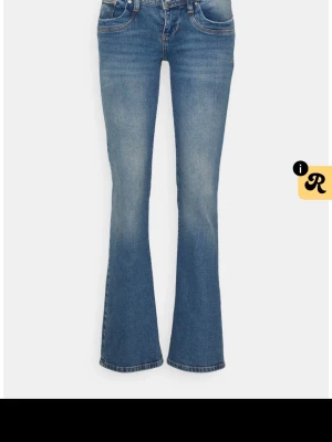 Blå bootcut jeans från LTB - Säljer ett par blå bootcut jeans från LTB med klassisk femficksdesign och snygga detaljer på bakfickorna. Storleken är 26/32. Nypris: ca 800
