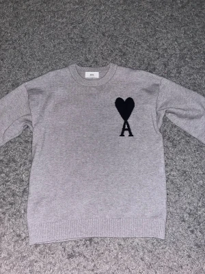 Ami sweater - Oanvänd pris kan diskuteras vid snabb affär.