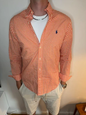 Rutig orange skjorta från Ralph Lauren - Vi säljer nu denna rutig Ralph Lauren skjortan i storlek S men passar M. Pris 349kr men nypris 1500kr hör av er vid frågor! // studio II Resell 💙💙