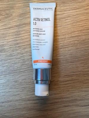 Dermaceutic Activ Retinol 1.0 serum - Dermaceutic Activ Retinol 1.0 är ett intensivt anti-age serum. Innehåller 1% retinollösning, ceramider, vitamin C och E, allantoin och panthenol. Tuben rymmer 30 ml och är parfymfri. Perfekt för dig som vill boosta hudens elasticitet och lyster. Använd ca 7 gånger sparsamt🥰nypris 885kr🤗