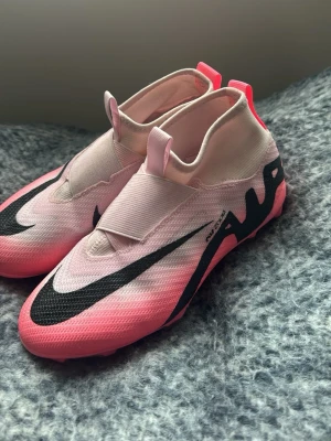 Nike rosa och svarta fotbollsskor - Skickas snabbt!
