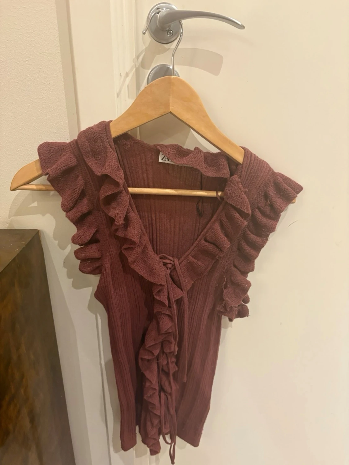 Vinröd ribbad topp med volang från Zara