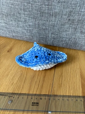 Virkad rocka blå - Virkad i fluffigt garn, Polyesterfyllning, säkerhetsögon (rekommenderas ej för barn under tre år) 🧶