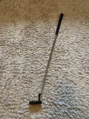 Spalding Executive golfputter - Golfputter från Spalding Executive med svart klubbhuvud och silverfärgat skaft. Greppet är svart och klubban har en klassisk, rak form. Perfekt för dig som vill förbättra ditt puttspel på greenen. Pris kan förhandlas! 