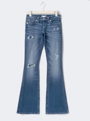 Blå bootcut jeans med slitningar - Snygga blå bootcut jeans med slitningar och broderade bakfickor. Jeansen har låg midja och klassisk femficksdesign. Perfekta för dig som gillar en trendig och avslappnad stil. Ifrån Gina Young 14+, jätte bra skick 