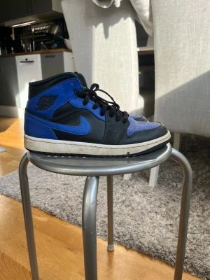 Nike Air Jordan 1 Mid Herr - Nike Air Jordan 1 Mid Herr. Storlek 42,5. Inte så mycket använda och fint skick. 700kr.