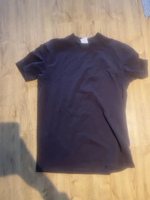 Svart t-shirt från Selected Homme - En stilren svart t-shirt från Selected Homme med klassisk passform och rund hals. Perfekt basplagg i garderoben, tillverkad i mjuk bomull och med korta ärmar. Enkel att matcha med allt.
