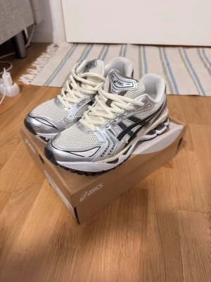Asics Gel Kayano 14 Cream Black - Skickas samma dag, senast nästa dag. Använda 1-2 gånger, DM för några frågor!