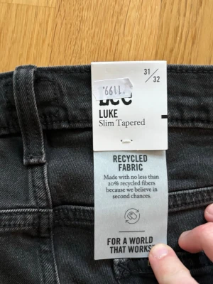 Helt nya lee jeans oanvända  - Säljer dessa feta lee jeans i w31 L32 som är helt oanvända och köptes för 1200kr tidigare i år. Skriv om ni har några funderingar, pris ej hugget i sten!😀