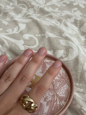 Chunky guldpläterad ring - Säljer en chunky ring i guldpläterad metall med flätad design. 