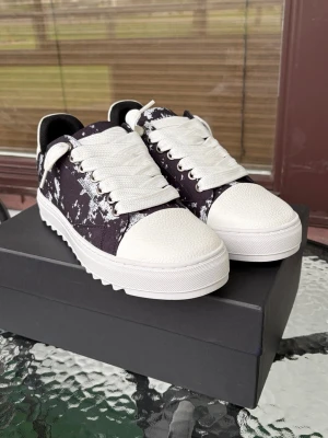 Svarta sneakers med vit design Numeris  - Snygga Numeris med fina detaljer som gör att skorna sticker ut ingår extra snören och påse till skorna. Skorna är perfekt för dig som vill kickstarta sommaren med still och fräschhet 