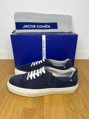 Jacob Cohen Dreamer  - Storlek: 42.5 | Skick: 10/10, helt nya | Box och dustbag ingår | Nypris: 7000 kr | Skickas samma dag som köp |