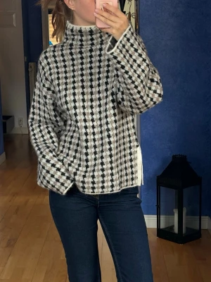 Stickad tröja med rutigt mönster - Polotröja från Carin Wester! Skönt material och coolt mönster 💞