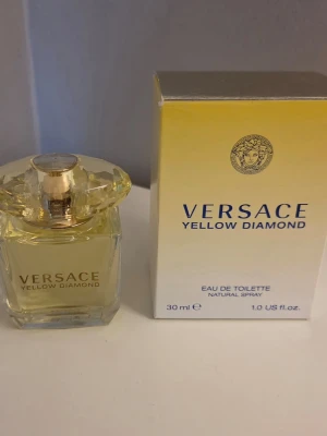 Versace Yellow Diamond EdT 30ml - Versace Yellow Diamond Eau de Toilette i 30 ml flaska. Doften är endast testad.                                                 Toppnoter: Citron, Päronsorbet, Bergamott, Neroli Hjärtanoter: Apelsinblomma, Fresia, Lotus, Mimosa Basnoter: Amber, Palo Santo trä, Mysk.