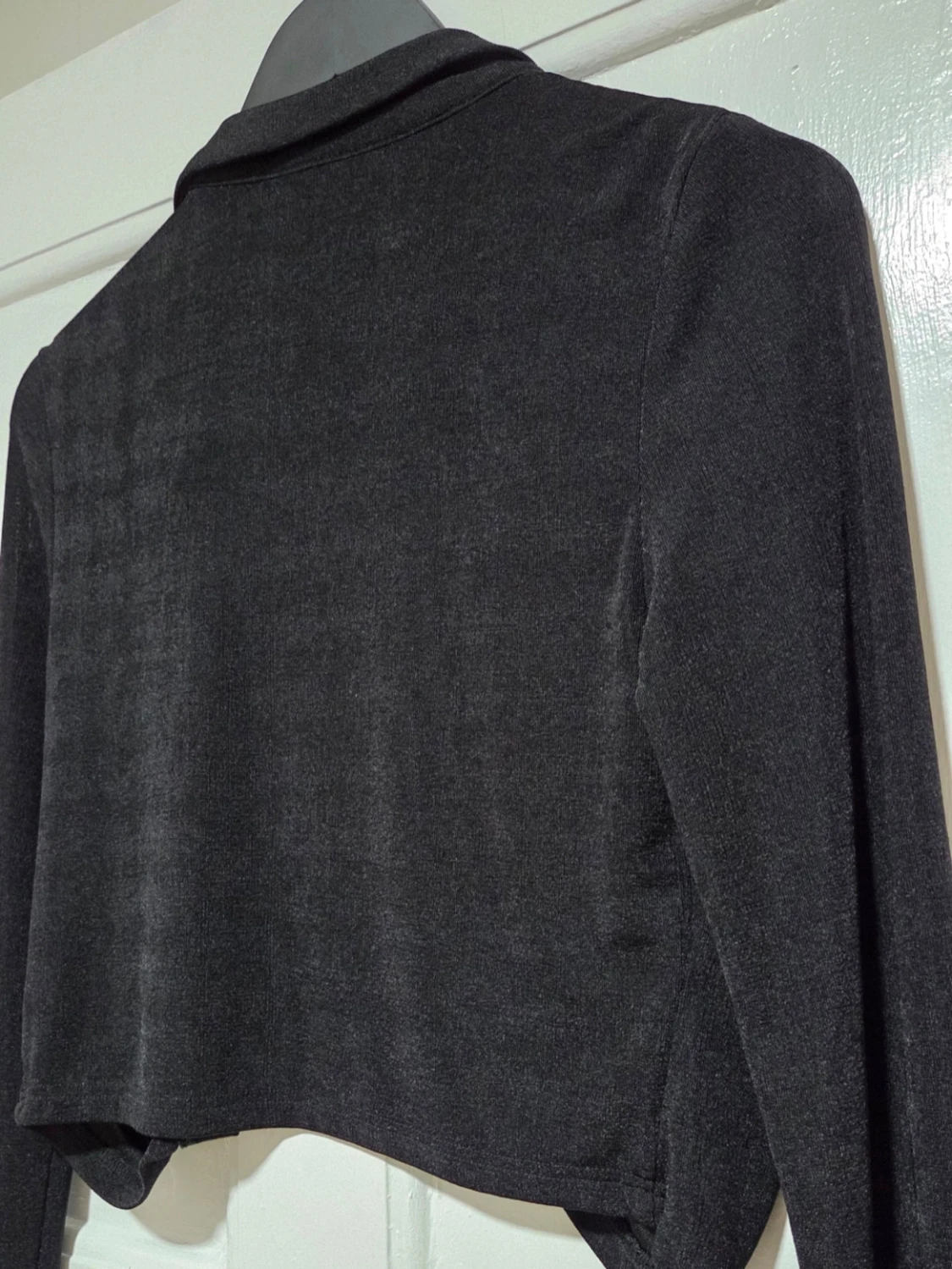 Svart cropped kofta med rynkade detaljer - 4