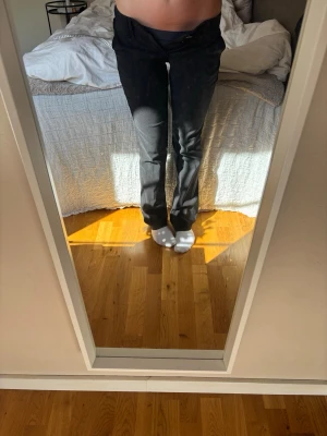 Svarta kostymbyxor bootcut - Säljer ett par svarta kostymbyxor med bootcut-modell och klassisk knappgylf. 