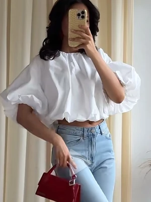 Vit croppad blus med puffärm - Trendig vit croppad blus med voluminösa puffärmar och rund hals. Luftig och lätt, perfekt för en modern look. Passar snyggt till både jeans och kjol. Super fin topp från Zara helt ny!