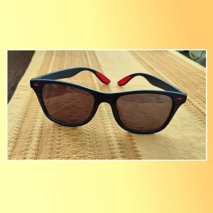 Polaserade solglasögon, unisex  - Mode Klassiska Polariserade Solglasögon Män Kvinnor Fyrkantiga Solglasögon Anti-reflex Goggle Resa Fiske Cykling Solglasögon. Dessa solglasögon har en mattblå ram med röda detaljer på skalmarna. Linsfärgen är mörkbrun. Måtten är 14.5 cm breda, 4.5 cm höga och skalmarna är 14 cm långa. Oanvända.