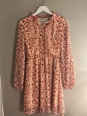 Blommig kortklänning  - Jätte fin men tyvärr lite för stor för mig:( Skulle säga att den är stor i storleken
