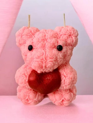 🩷🧸 Lyxig rosa nalle XXL med doft av La Vie Est Belle ✨🌸 - Ljuset väger hela 600 g 😍 och doftar fantastiskt av parfym inspirerad av Lancôme La Vie Est Belle 🌸💖✨ Det är inte bara ett ljus, utan också en vacker dekoration till hemmet 🏡🕯️ och en perfekt present till någon du tycker om 🎁💝  Doften är intensiv och långvarig 💫 — du behöver inte ens tända ljuset 🔥 för att hela rummet ska fyllas med en underbar doft 🌷✨  ✔️ handgjort 🖐️ ✔️ stort och unikt 😍 ✔️ lyxig och feminin doft 🌸💎 ✔️ perfekt som present 🎀 ✔️ skapar en mysig känsla hemma 🕯️🤍