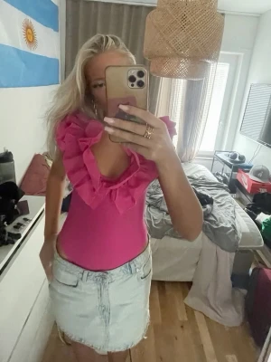 Rosa volang body Zara - Säljer denna volang body från Zara i storlek S
