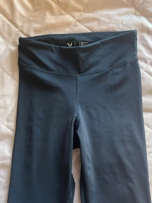 Svarta leggings från SOC - Helt nya!! Storlek S men små så passar en xs. Snygga svarta leggings från SOC med hög midja och stretchigt material. Perfekta för träning eller chill, med TCS Airflow-teknik som håller dig torr och bekväm. Klassisk design utan synliga detaljer för en clean look.