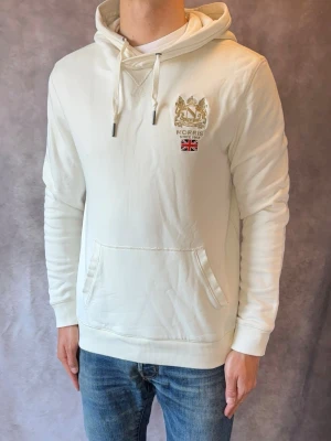 Vit Morris Hoodie - Stl M - Riktig fet Morris Hoodie 🙌 | Mycket bra skick: 9,2/10, utan defekter  | Stl: M, dock är storlekslappen avklippt|  Modellen är 177cm och väger 74kg | Billigare pris vid köp av bundle 😉Hör av dig vid frågor // Galgen 🫡 