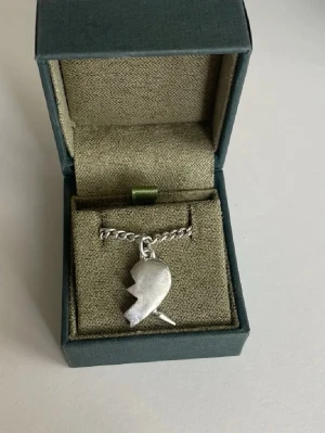 Maria Nilsdotter halsband ”you and me” - Halsbandet är som nytt då det är nypolerat. De har inga skador eller defekter💕 Det är gjort i silver! Hör av dig vid frågor!!