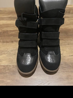 Isabel marant skor  - Snygga svarta high top sneakers med tre breda kardborreband och brun sula. Köptes på Vinted kommer även med kvitto 