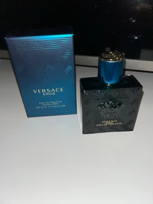 Versace Eros 50 ml edt  - Versace Eros 50ml eau de toilette. Typ 90% kvar av flaskan. Priset är inte hugget i sten! 
