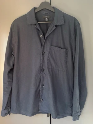 Linné overshirt - Linneovershirt köpt på MQ. Nypris 900kr. Storlek M
