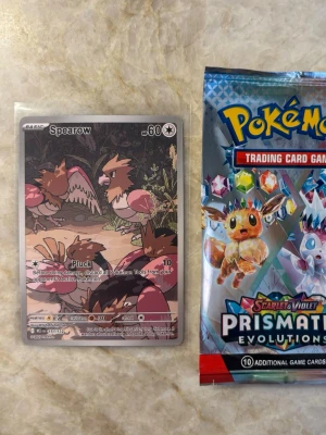 Illustration Rare Spearow Pokemon - Säljer min illustration rare av Spearow. Om jag skulle ge en PSA rating är det en stark 8a ᕙ(⇀‸↼‶)ᕗ 