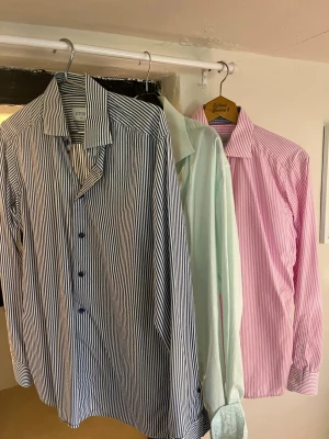 Randiga skjortor från eton - Säljer dessa 3 randiga skjortor från eton, är 187 och de sitter bra på mig, köpa alla 3 för 799kr eller 299 styck, för fler frågor eller funderingar är det bara att höra av sig mvh Jonte :)