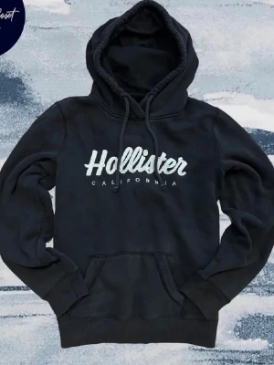 Svart hoodie från Hollister med brodyr - Svart hoodie från Hollister med broderad vit logga på bröstet | En liten defekt sista bilden, kan gå och tvätta bort | Size M | Längd:61cm Axelbredd: 40cm 