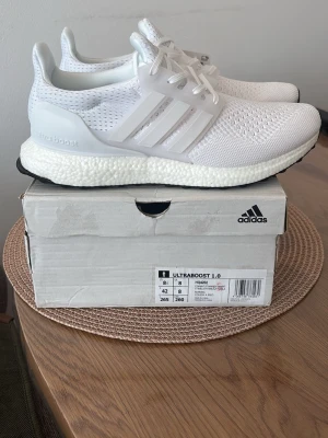 Adidas Ultraboost 1.0 - Adidas Ultraboost 1.0, Skick: 10/10 – helt oanvända, kommer med originalbox. Vid frågor eller intresse, skicka gärna ett DM.