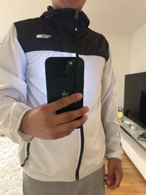 Windbreaker  - Snygg the north face windbreaker funkar för både träning och vanliga outfits, väldigt skön och stilig, inga skador 