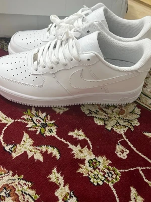 Nike Air Force 1 vita sneakers - Finns  i storlek 43 