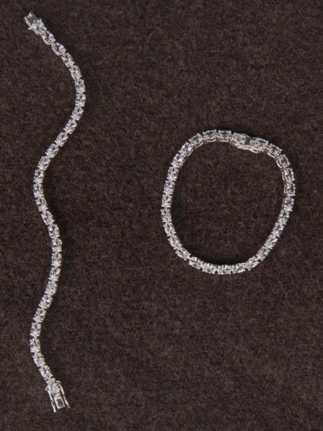 Silverfärgat tennisarmband med stenar