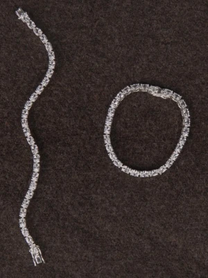 Silverfärgat tennisarmband med stenar - Säljer silver pläterat armband med CZ kristaller. Liknar ett väldigt fint tennisarmband🌸 Grundmaterialet är mässing!  Om du har frågor om mått mm så är det bara att höra av sig!💗 Det är mitt UF-företag som har sålt dessa smyckena!☺️ Säljer tre stycken: 2/3