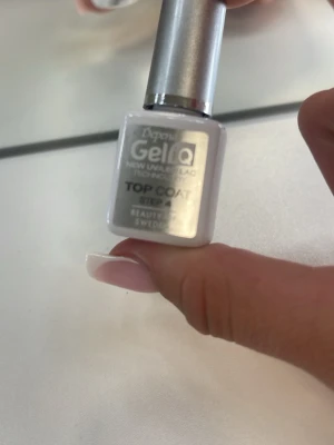 Depend Gel iQ Top Coat - Depend Gel iQ Top Coat är ett genomskinligt överlack för gelnaglar. Kommer i en liten vit flaska med silverfärgat lock. Används som sista steg för att ge glans och skydd till dina naglar. Perfekt för dig som vill ha en hållbar och snygg finish.