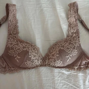 Beige spets-bh med blommönster - Superfin rosa intimissimi bh i storlek 70b, använd fåtal gånger💕
