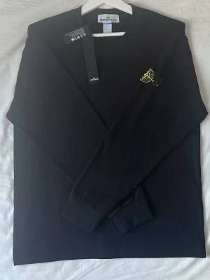 Svart långärmad topp från StoneIsland - Kan negociera ett bättre pris, skicka pris förslag!