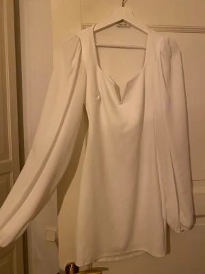 Vit långärmad klänning. - Fin klänning, perfekt till student eller liknande. Storlek S, ’’lite genomskinlig’’ 