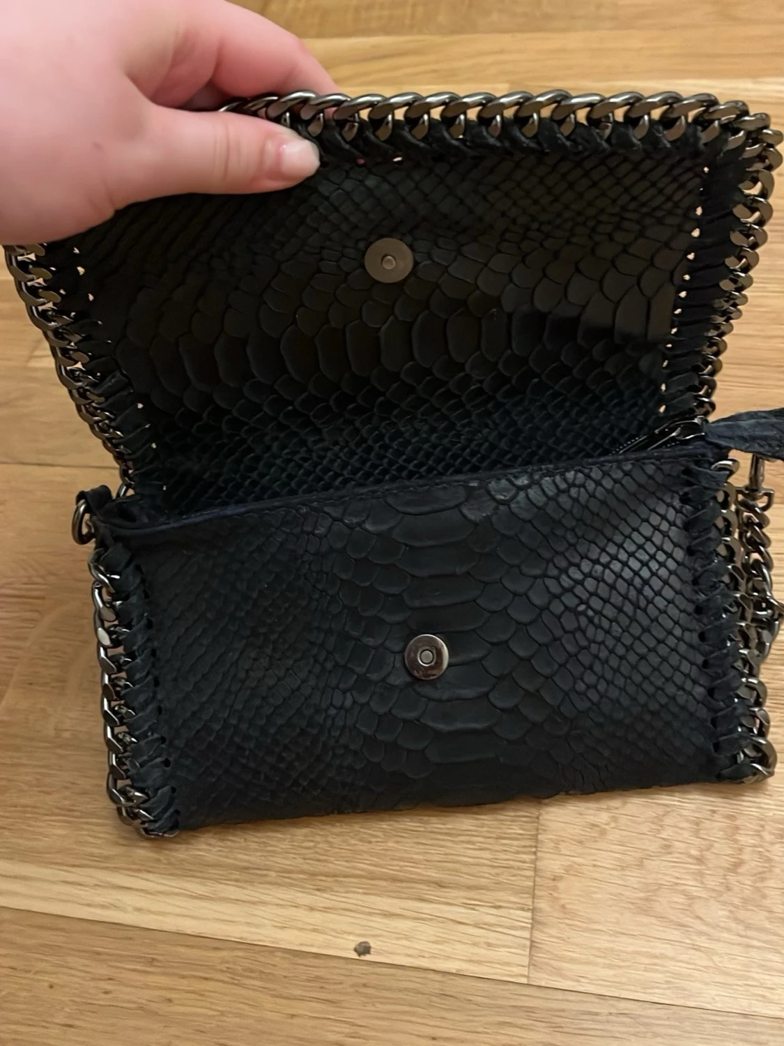 Svart axelväska med kedja och ormmönster - 1