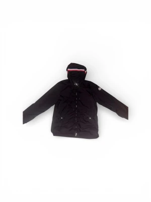 Moncler windbreaker  - Tja säljer min moncler jacka perfekt nu till våren o sommar men två tagar på sipen har gått sv med de går fortfarande att dra upp hela vägen skicket är ändå väldigt väldigt bra skriv vid mer frågor eller funderingar!!!🙌🏻🙌🏻🙌🏻 skriv också om ni vill ha bild på zipern