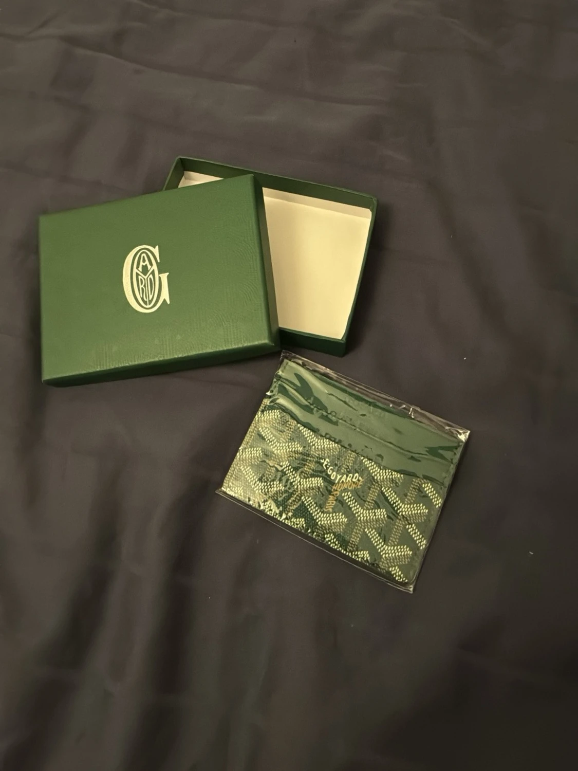 Grön kortfodral kommer med box!