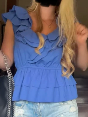 Blå volang topp från HM - Super snygg volang topp ifrån HM.